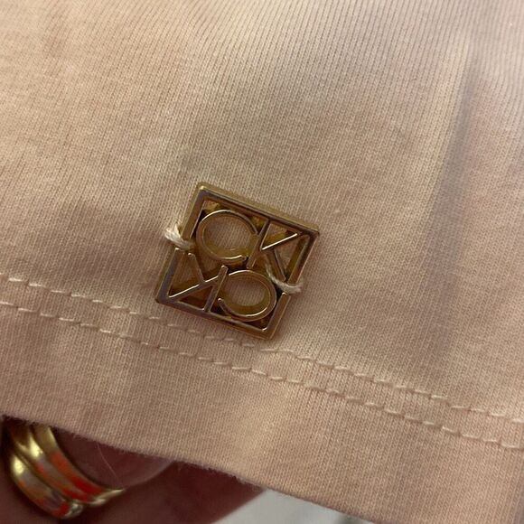 Calvin Klein Jeans, styled with a classic crew neckline and relaxed fit glitter - Picture 4 of 8